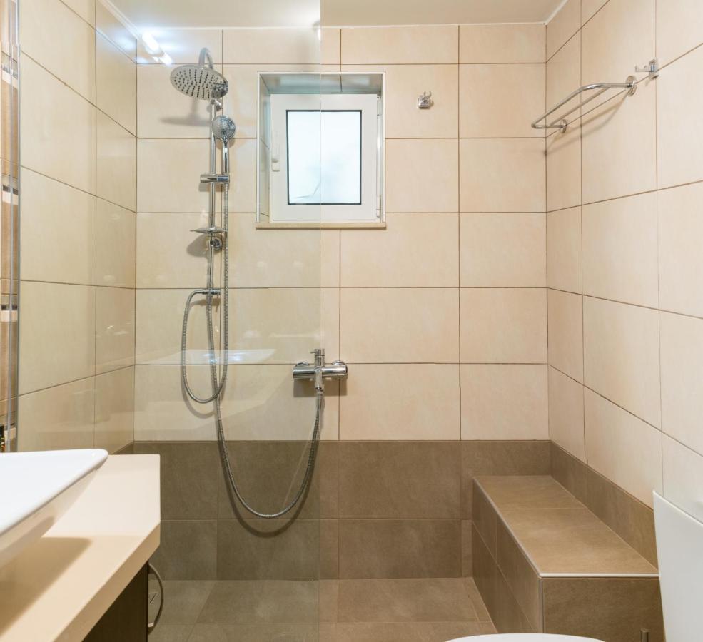 Blue Iris: Stylish Apartment Just 10 Minutes Walk From Old Town Chania ハニア エクステリア 写真