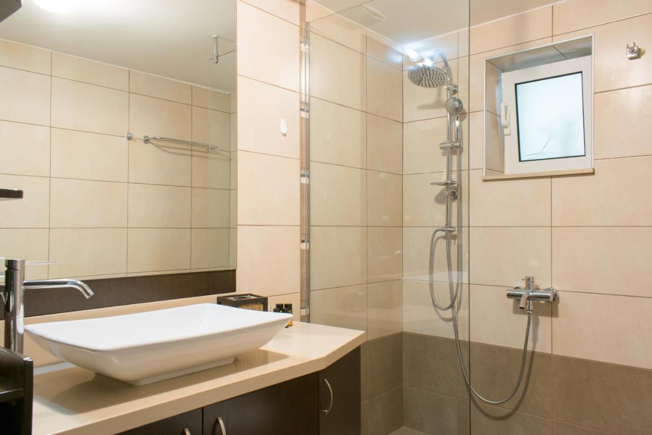 Blue Iris: Stylish Apartment Just 10 Minutes Walk From Old Town Chania ハニア エクステリア 写真